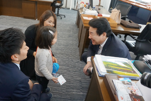 2歳児が社長室で Jalのプレミアムフライデー 家族の職場見学 に密着 Kufura クフラ 小学館公式 2歳児が社長室で Jalのプレミアムフライデー 家族の職場見学 に密着 Kufura クフラ 小学館公式