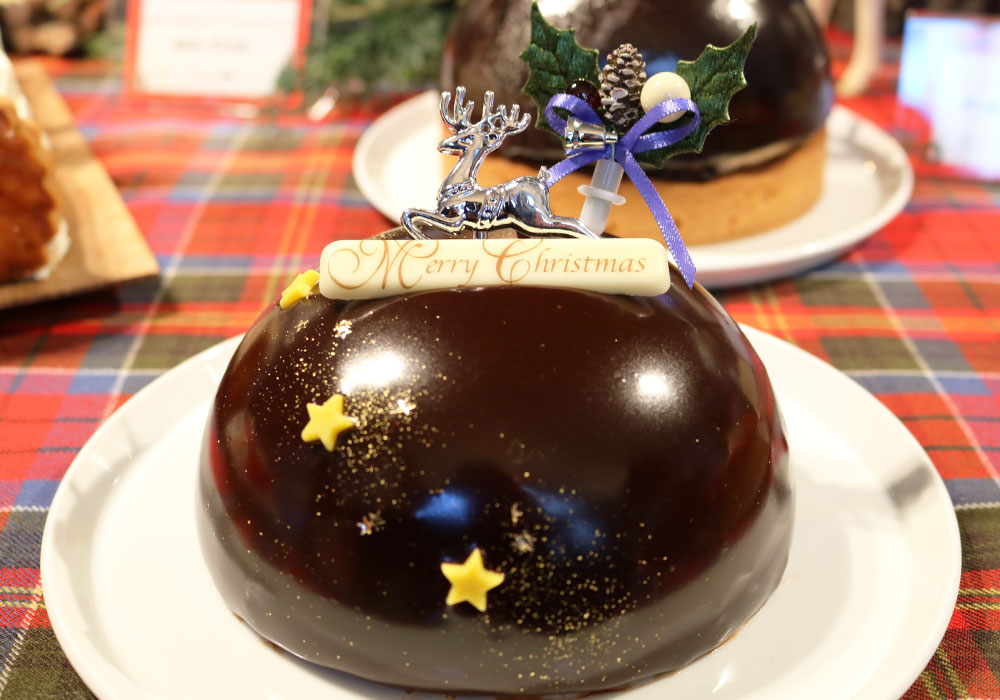 緑のチョコツリーに熊のぬいぐるみ 個性派クリスマスケーキが駅ナカに登場 Kufura クフラ 小学館公式