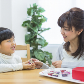 息子がもらったチョコのお返し どうしてる 小学生の男の子ママに聞くホワイトデー事情 Kufura クフラ 小学館公式