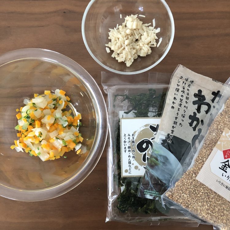 お湯を注ぐだけで完成 多忙な日のごはん作りを救ってくれる 具沢山の 味噌玉 はこんなふうに Kufura クフラ 小学館公式