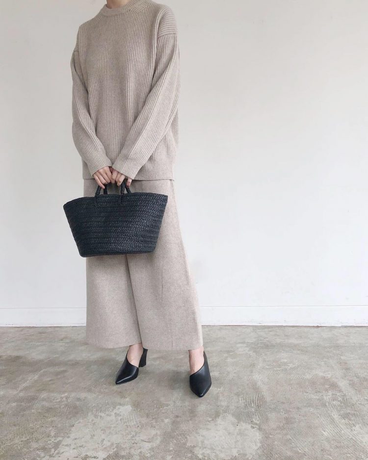 流行の「ニットパンツ」大人が履くと…ラクなのに美シルエット！【kufuraファッション調査隊】