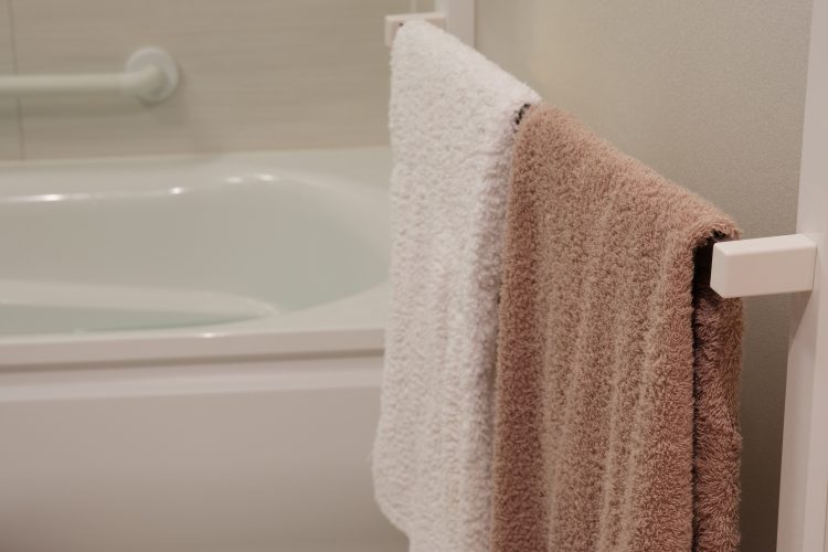 お風呂上がりの「濡れたタオル」どうしてる？洗濯するまでの扱いを主婦