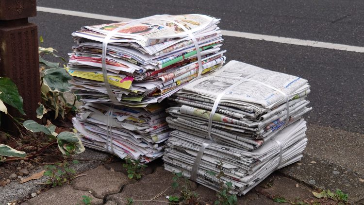 ゴミ袋代わりに お掃除に 古新聞 の便利な活用術を500人に聞きました Kufura クフラ 小学館公式
