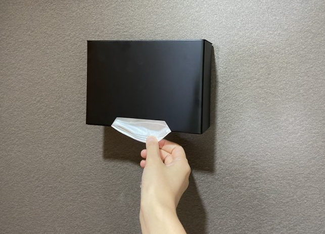 コレのおかげでマスク忘れ激減！玄関にセットできるマグネットマスクホルダー【本日のお気に入り】