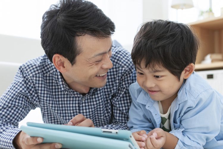 【パパ編】父と子の会話が増えた！メリット色々、でも…？家で子どもと過ごす時間が増えての変化を調査