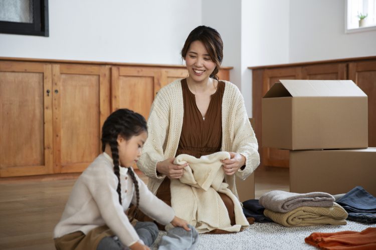 不要な子ども服は、人にあげた？それとも捨てたor売った？ママに聞いた今季の衣替えで処分した枚数とその方法
