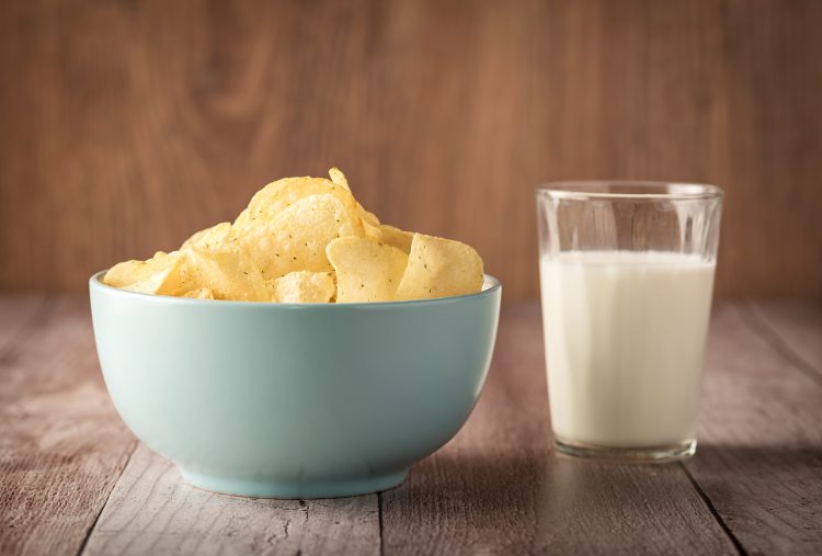試してみたくなる！牛乳と一緒に食べると最高にマッチする食べ物…意外なお供も登場