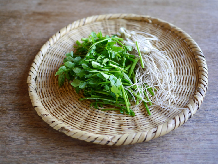 旬の芹（セリ）は「根っこごと」美味しく、こんなレシピで！【お米農家のヨメごはん#47】