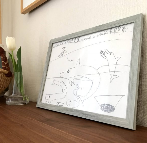 子どもの絵を飾ったり、写真を収納したり。 「ダイソーの額縁」は 使い勝手もクオリティも良き!
