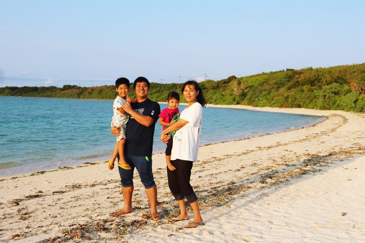 夫の赴任で 家族で竹富島へ 島生活で見つけた家族の変化とは 竹富島で暮らす人々 1前編 Kufura クフラ 小学館公式