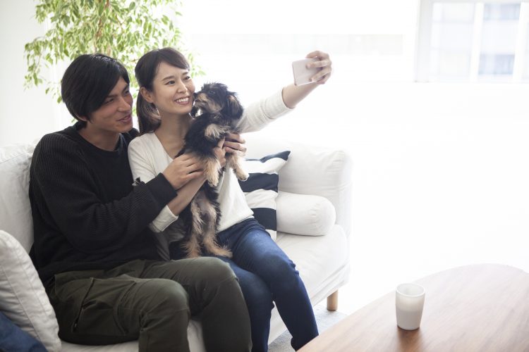 写真 を 撮る とき の 掛け声 「はい、チーズ!」以外にもこんなに!写真を撮るときの掛け声…今どきの主流は? | kufura(クフラ)小学館公式