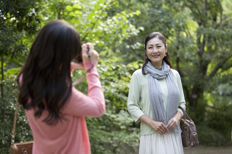 写真 を 撮る とき の 掛け声 「はい、チーズ!」以外にもこんなに!写真を撮るときの掛け声…今どきの主流は? | kufura(クフラ)小学館公式