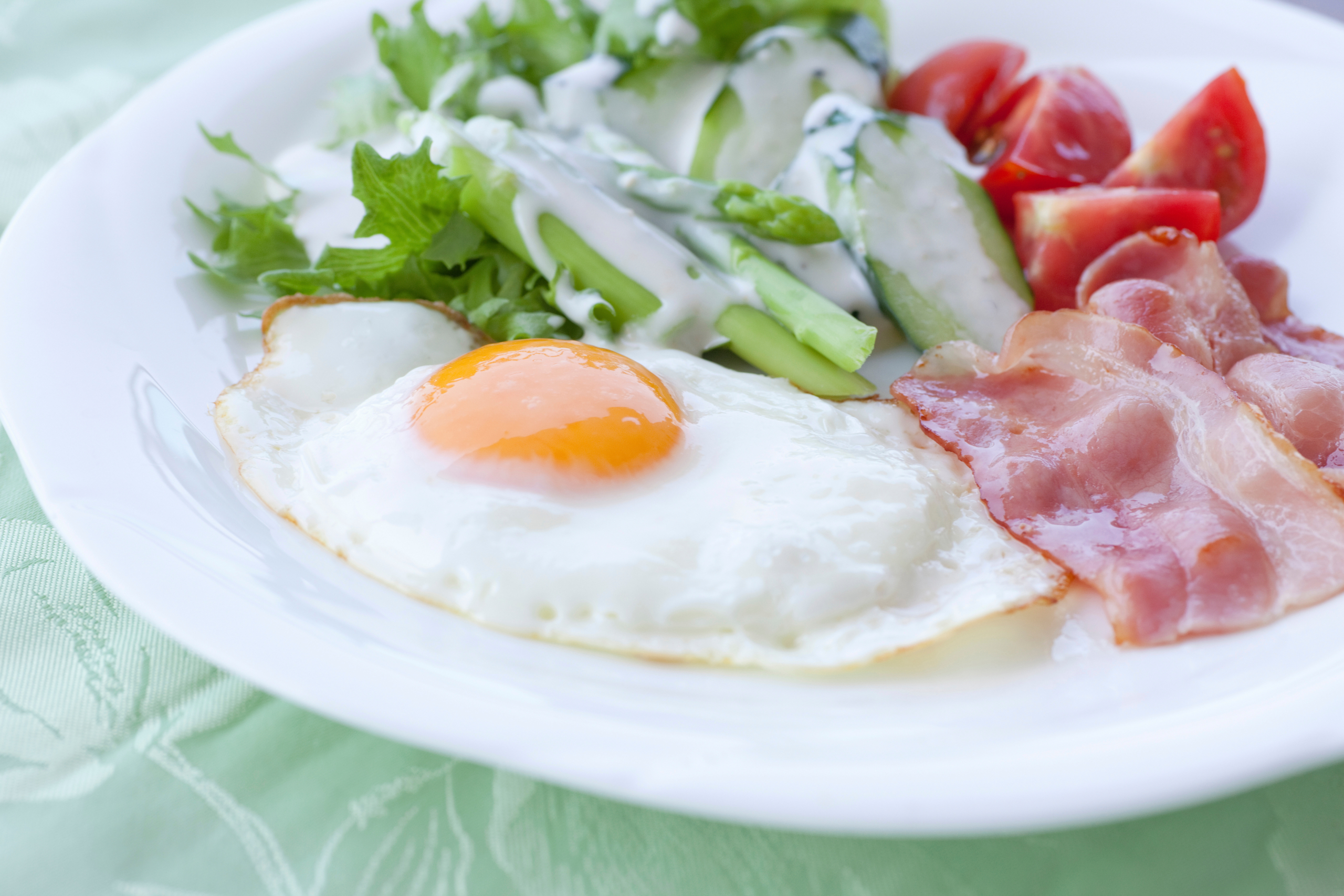 目玉焼き にちょい足しすると美味しいもの 醤油派 ソース派 Kufura クフラ 小学館公式