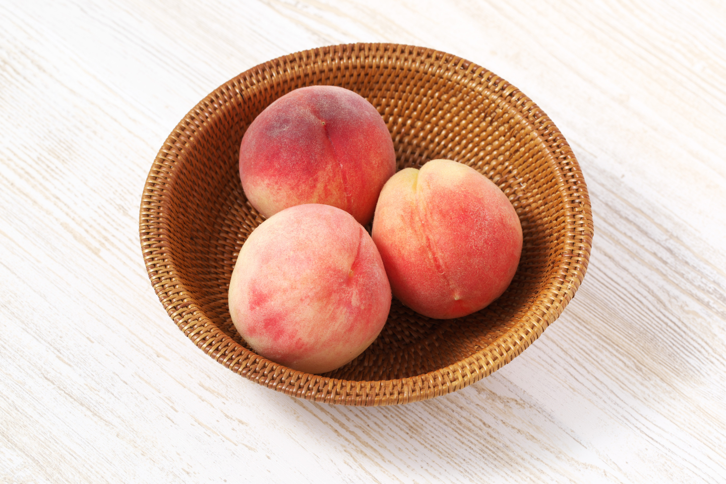 傷みやすい「桃」の保存方法や上手な皮のむき方を紹介！桃と桃の缶詰での栄養の違いも