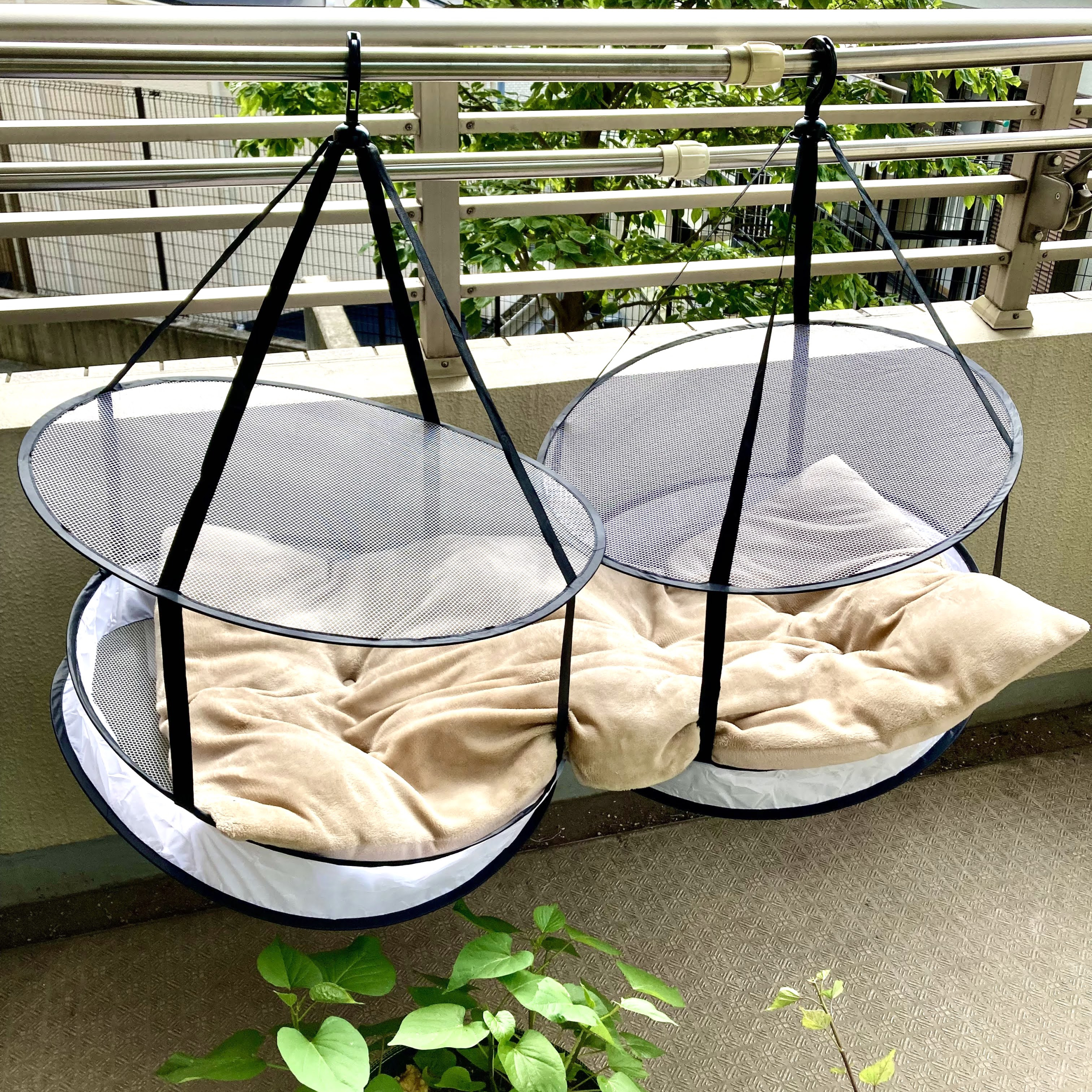 写真6枚 大型の寝袋や長座布団も平干しできちゃう ダイソー の 2段セーター干しネット アイディア Kufura クフラ 小学館公式