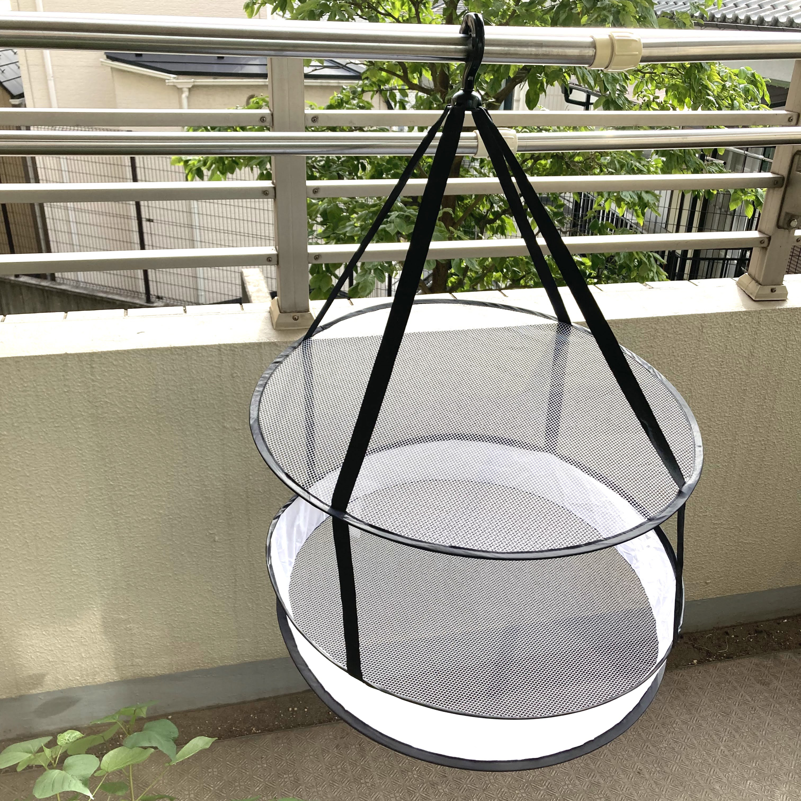 写真6枚 大型の寝袋や長座布団も平干しできちゃう ダイソー の 2段セーター干しネット アイディア Kufura クフラ 小学館公式