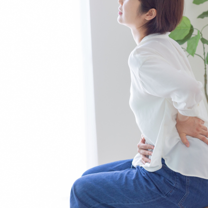 突然痛みに襲われる「ぎっくり腰」経験者は4割以上！気になる予防策は!?【専門医に聞きました】