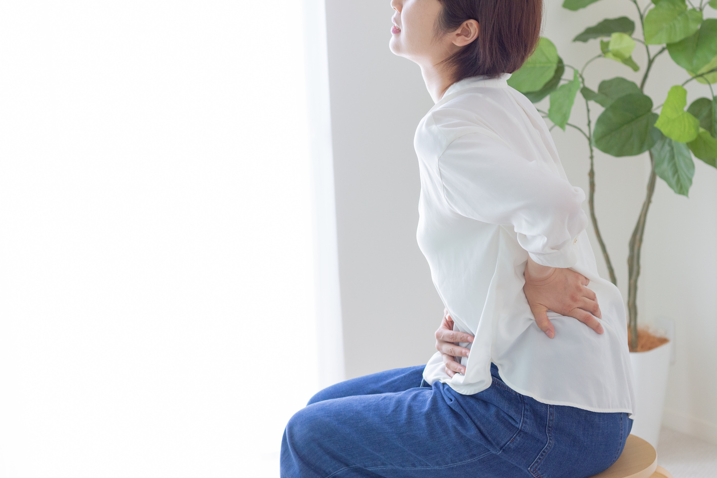 突然痛みに襲われる「ぎっくり腰」経験者は4割以上！気になる予防策は!?【専門医に聞きました】