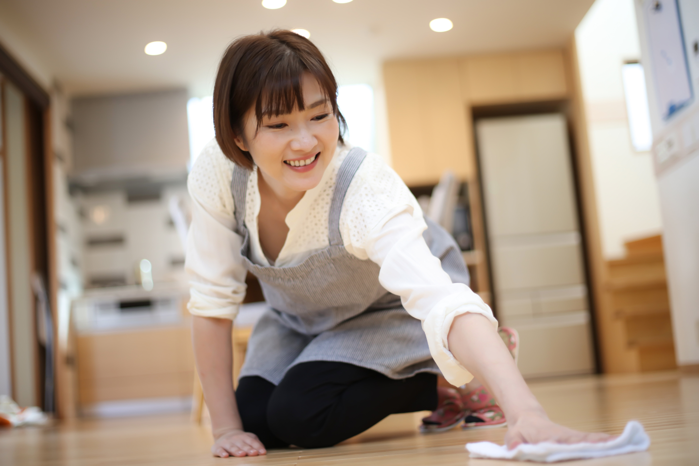 夏の「床の水拭き」頻度…週1回以上が半数超え！他の季節より多いor少ないかも調査しました